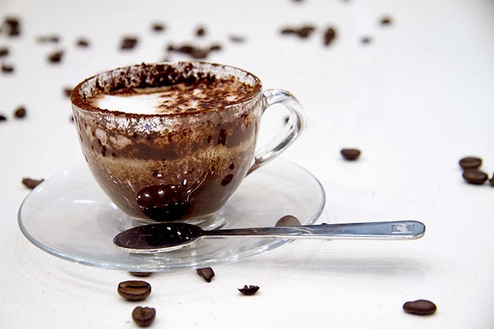Un caffè servito al banco