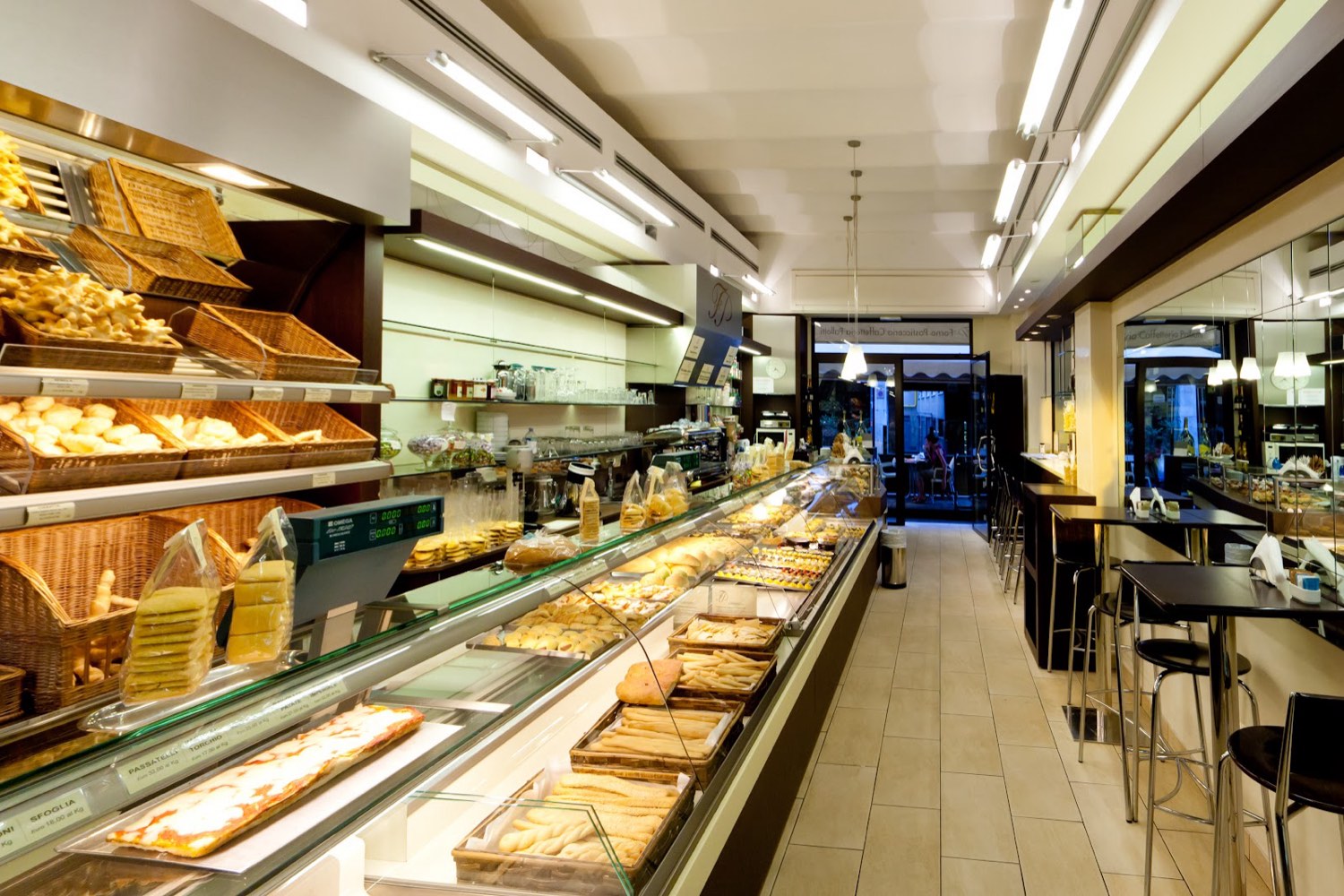 L'interno della pasticceria Pallotti, con il bancone lungo e i cestini di pane