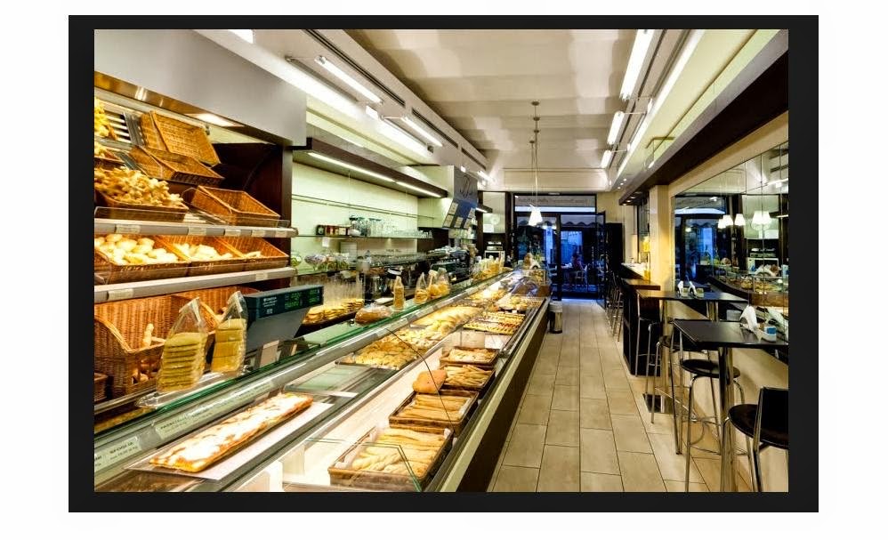 La vetrina del forno con pane, pizza e dolci